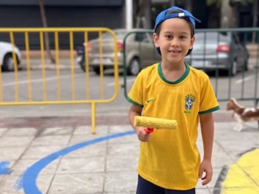 Menino realiza sonho de aparecer na TV, mas sinceridade rouba a cena: “Não é Globo, é SBT, mas tá bom”