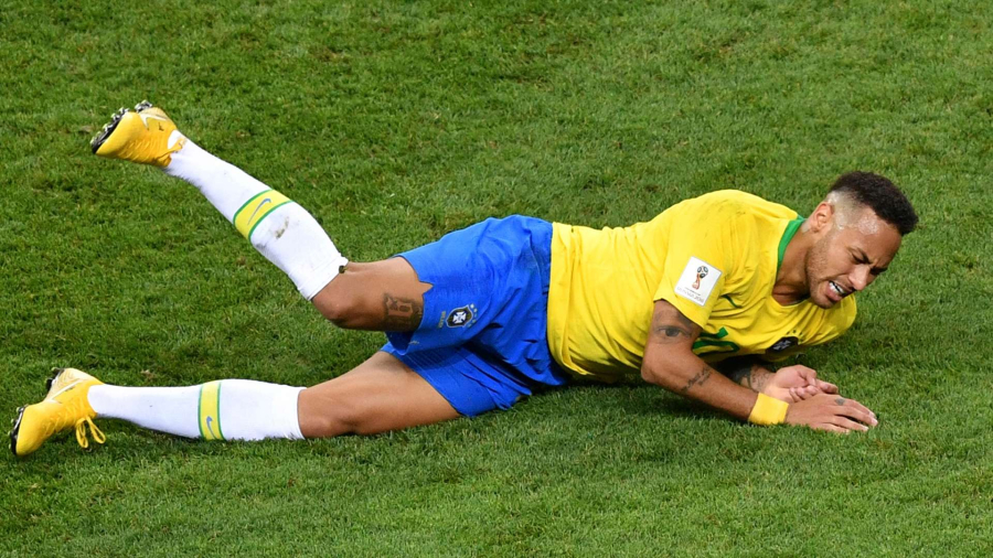 “Só fica caindo quando pega na bola”, diz criança sobre Neymar 