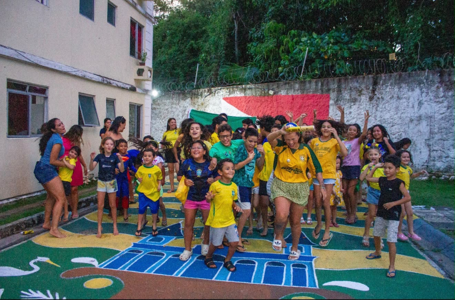 Crianças e moradores se unem para pintar rua para a Copa e resgatar tradição de bairro em Ananindeua, no Pará