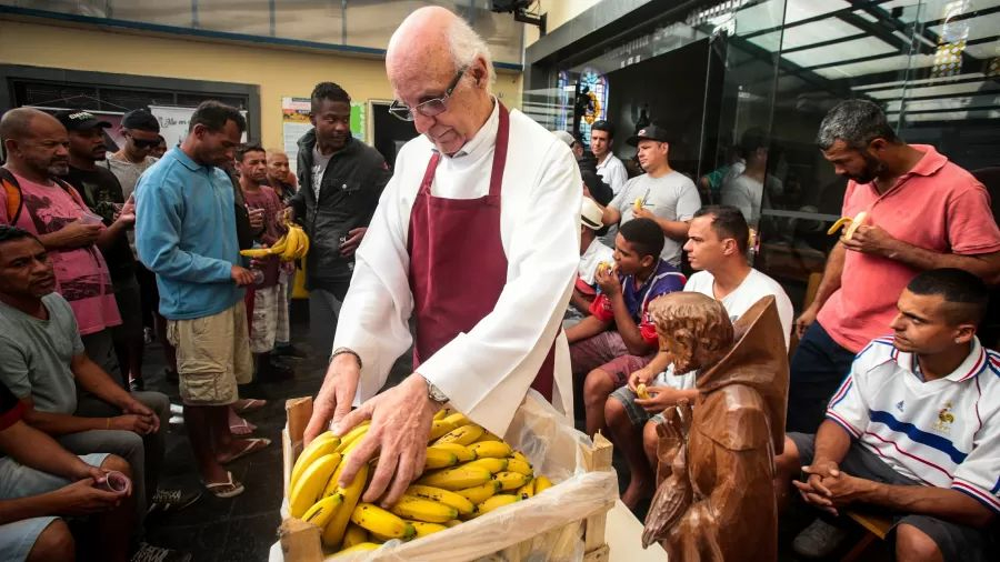 “Não adianta rezar o terço às 4 da manhã e depois não servir aos mais pobres”, diz padre Júlio Lancellotti