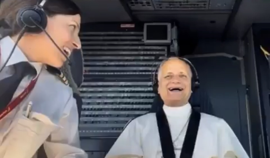 Papa Leão XIV visita cabine de avião durante voo para Barcelona