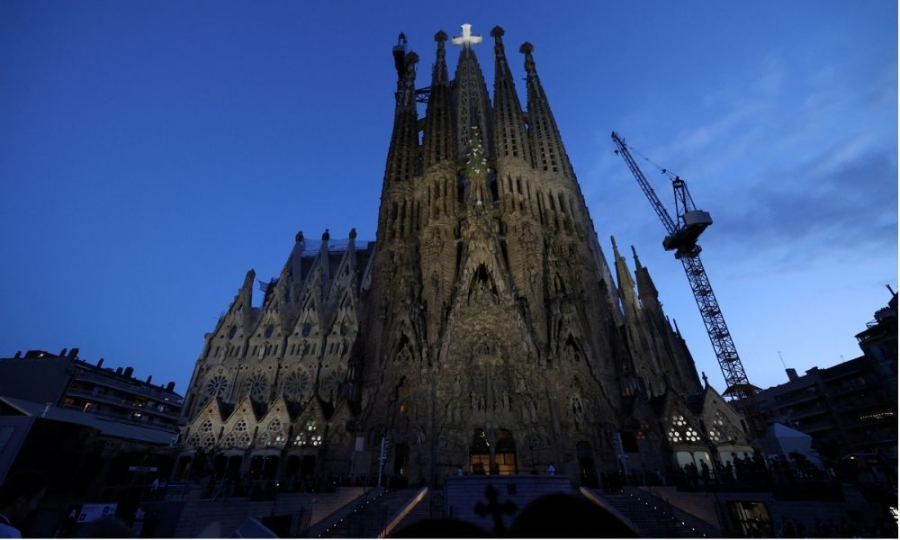 Após 144 anos de construção, Sagrada Família inaugura Torre de Jesus Cristo com espetáculo de luzes em Barcelona