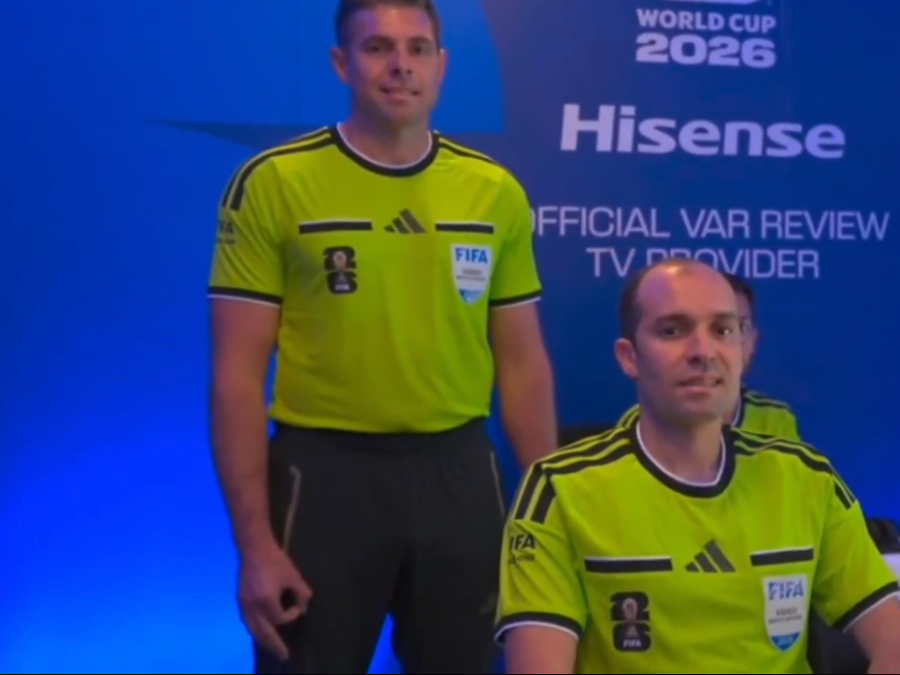 Supervisor do VAR faz gesto associado à supremacia branca durante jogo da Copa do Mundo