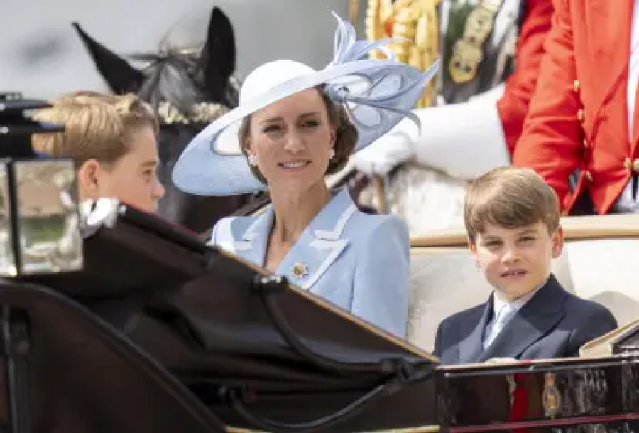 Kate Middleton e os filhos são vaiados durante desfile da família real em Londres