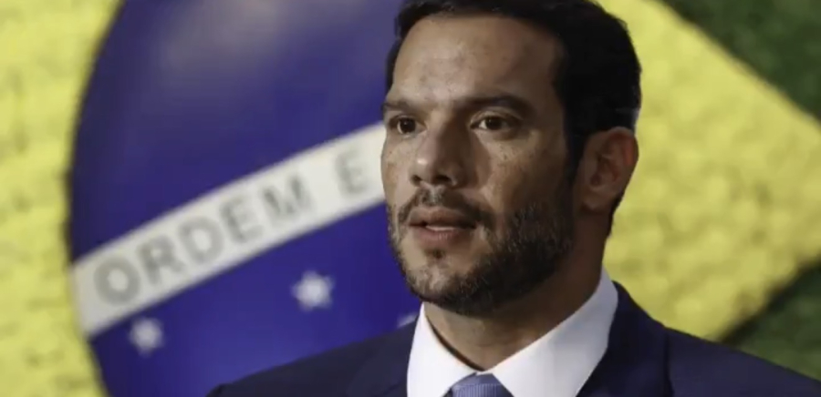 Léo Dias expõe presidente da CBF; Samir Xaud teria levado esposa e amante para a Copa do Mundo