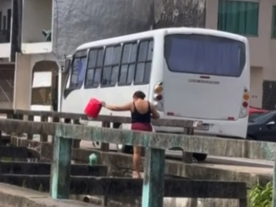 Moradora é flagrada descartando lixo em canal da Marambaia, em Belém