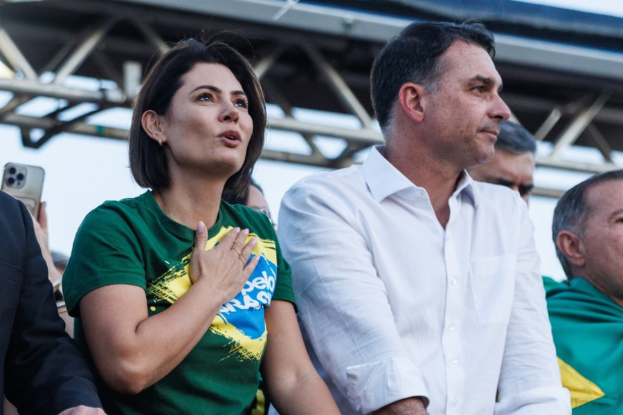 Michelle Bolsonaro diz ter sido “maltratada” por Flávio Bolsonaro