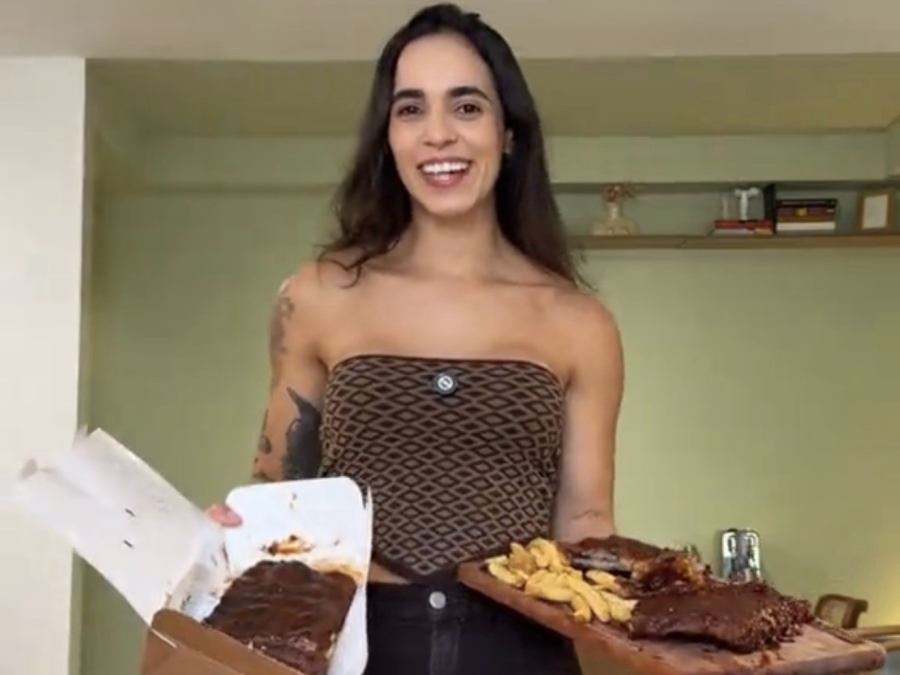 Influenciadora compara prato do Outback com versão feita em casa e impressiona ao gastar menos da metade
