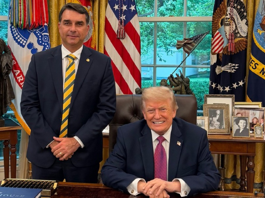 Em carta a Flávio Bolsonaro, governo Trump agradece apoio e reforça tarifaço dos EUA contra o Brasil