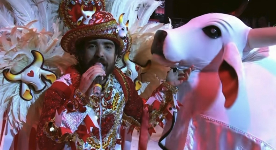 Amo do Garantido provoca Caprichoso com versos sobre alegorias, diretoria e até a Sinhazinha: “Quem colocou cimento no teu vestido?”