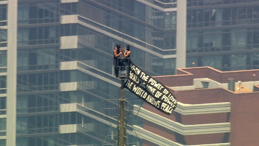 Casal escala topo do Empire State Building e estende faixa com mensagem de paz