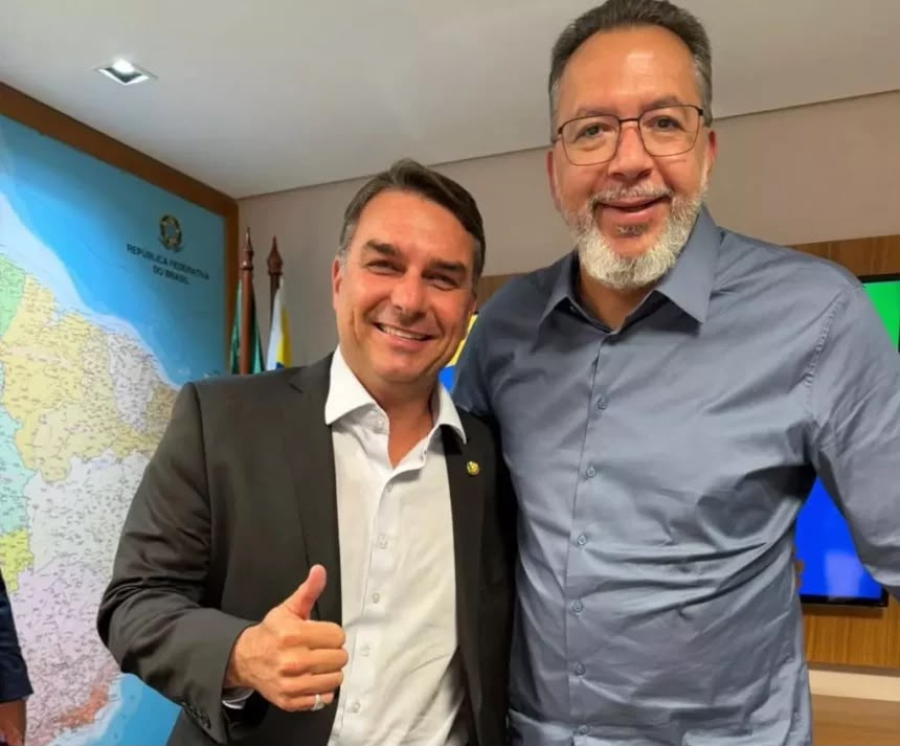 Aliado de Flávio Bolsonaro é alvo de operação da PF por suspeita de lavagem de dinheiro
