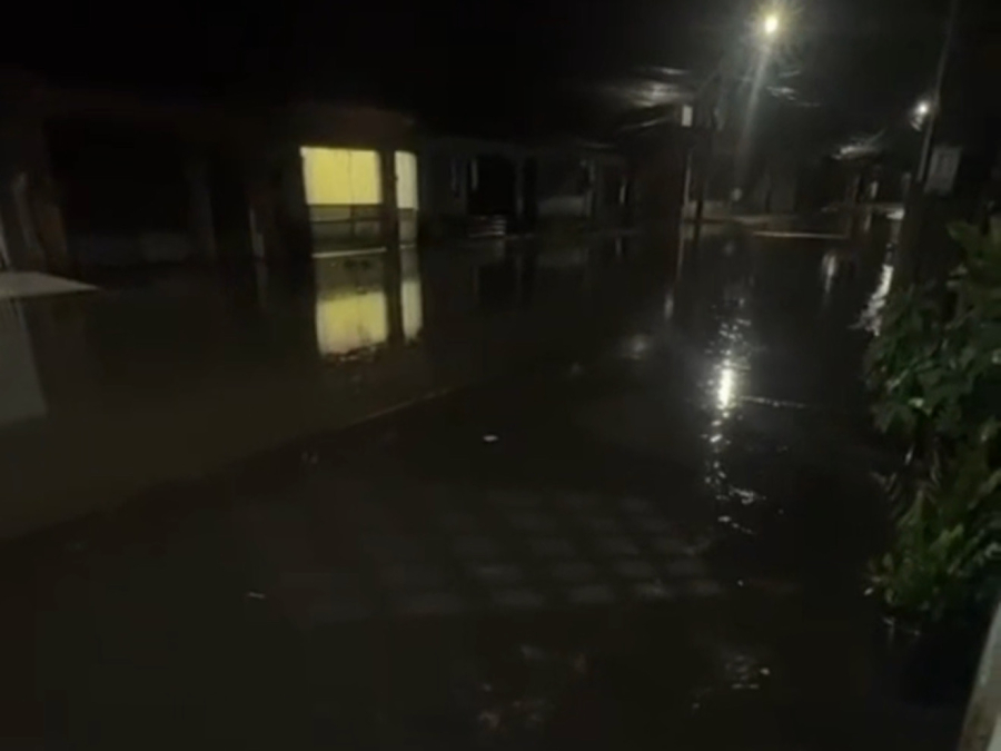 Chuva provoca alagamentos, invade casas e causa prejuízos a moradores em Marituba