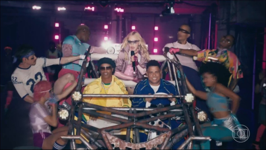 Ronaldo e Ronaldinho dão carona para Madonna durante show na final da Copa do Mundo