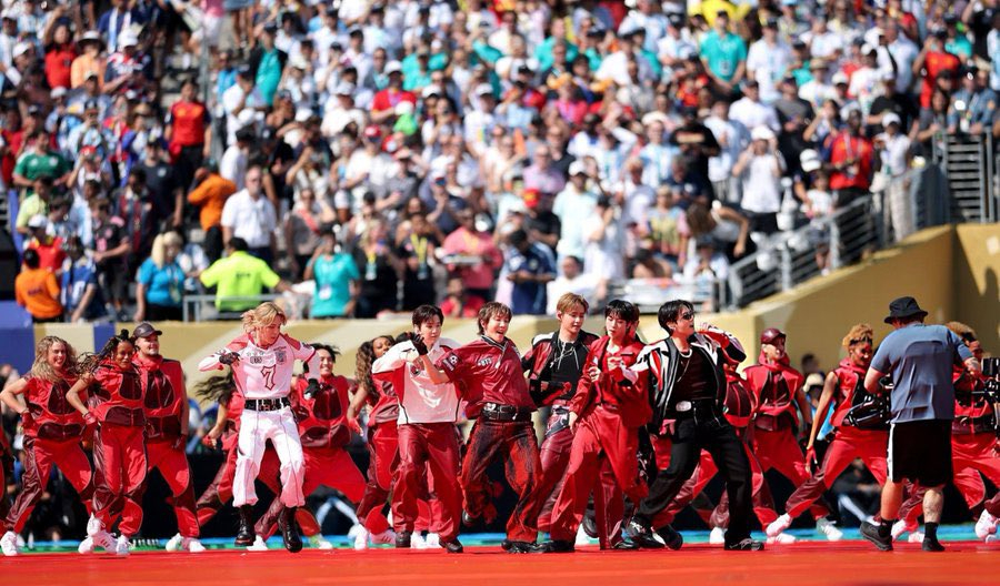 BTS agita final da Copa do Mundo com apresentação de “Dynamite” no show do intervalo