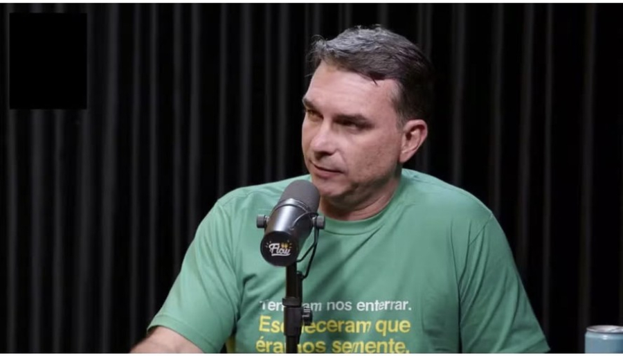 Camiseta usada por Flávio Bolsonaro em entrevista remete a frase popularizada por movimentos de esquerda