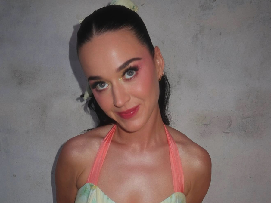 Em garrafa inflável, Katy Perry é levada para longe do palco e internet brinca: “Imagina em Copacabana”