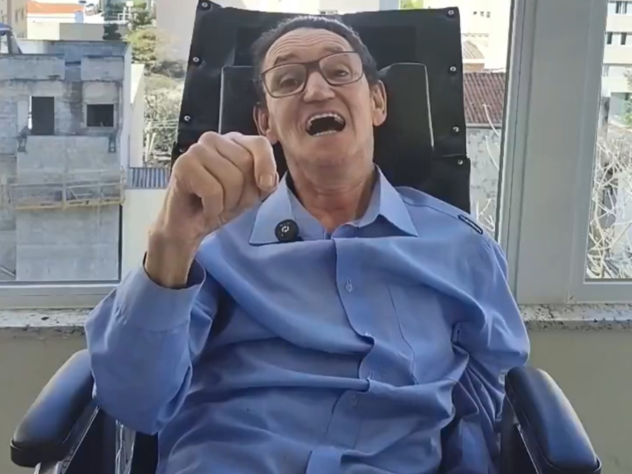 Mesmo debilitado, Marquito surge de cadeira de rodas e pede voto: “Quero trabalhar pra você”