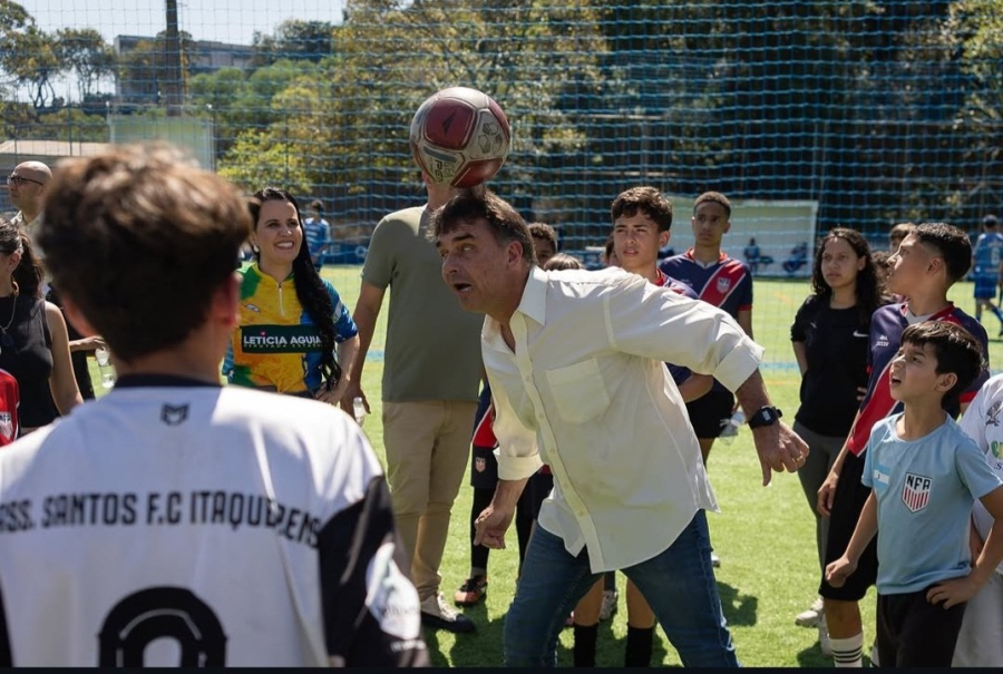 Foto de Flávio Bolsonaro durante agenda em São Paulo chama atenção nas redes sociais