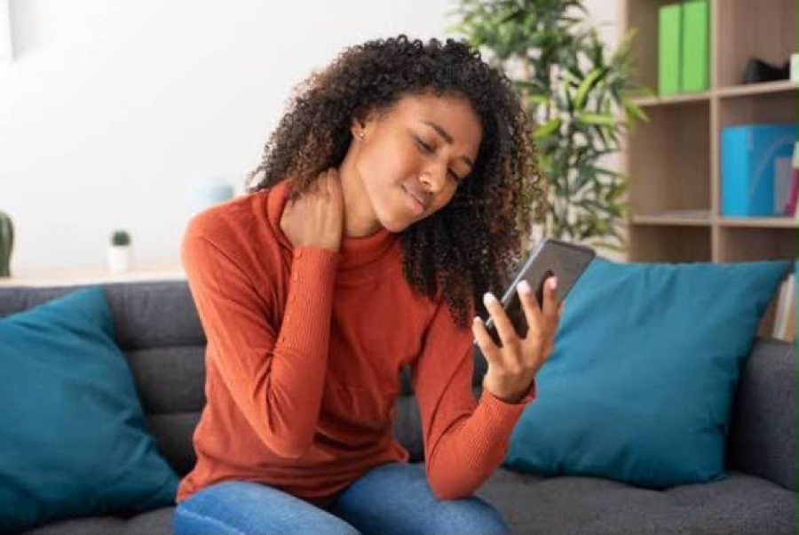 Uso excessivo do celular pode aumentar risco de dores no pescoço e nas costas   