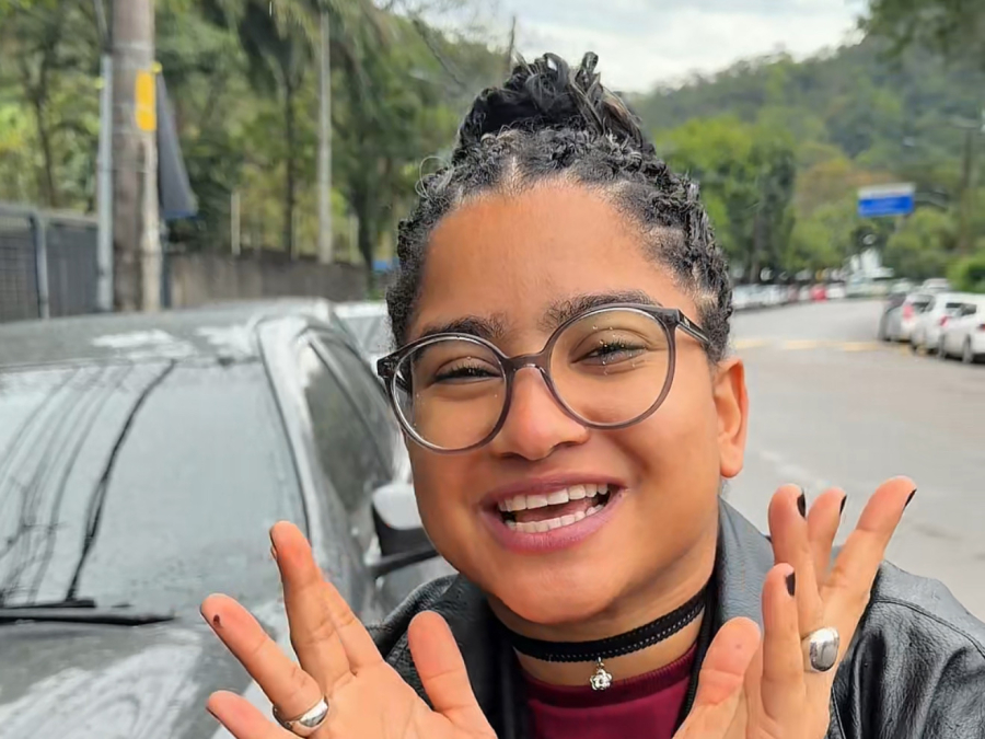 Tia Milena esbanja simpatia ao ser abordada por fãs em frente aos Estúdios Globo, no Rio