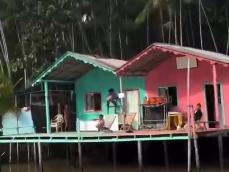 Funk no barco, rebolado na casa: moradora do Combu, em Belém, entra no clima