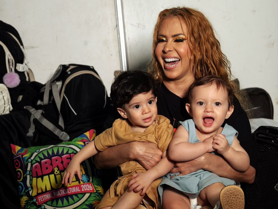 Joelma recebe os netos durante show em Pernambuco