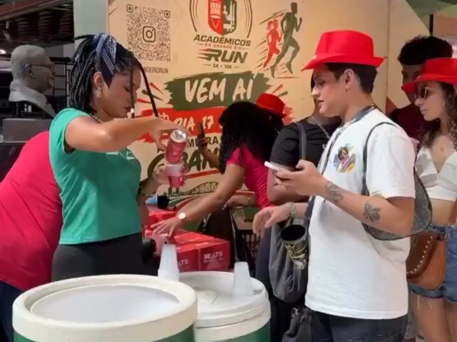 Skol Beats enviados por Anitta e leques são distribuídos na Grande Rio