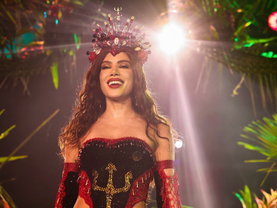 Anitta é coroada por Eloína dos Leopardos, travesti pioneira considerada a 1ª rainha de bateria do Carnaval