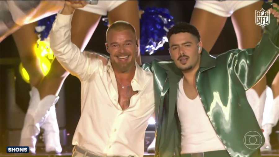 Ricky Martin e Pedro Sampaio fazem história como primeiros homens LGBT+ no show da NFL