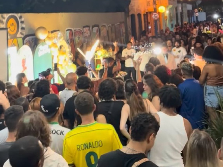 Jovem comemora 15 anos com bolo e valsa no meio da rua no Beco do Rato, no Rio