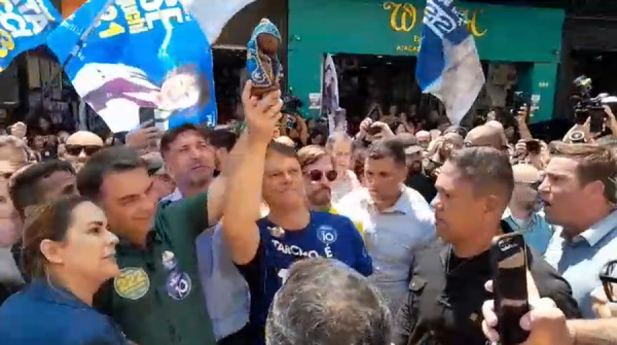 Flávio Bolsonaro ergue Nossa Senhora Aparecida em SP; cena repercute entre evangélicos e carro de som pega fogo