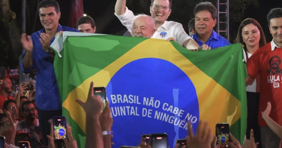 Lula estende bandeira com frase “O Brasil não cabe no quintal de ninguém” em ato lotado em Belém