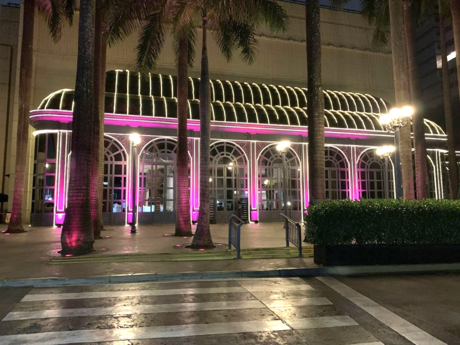 Pátio Higienópolis ilumina fachadas de rosa em apoio à campanha Outubro Rosa