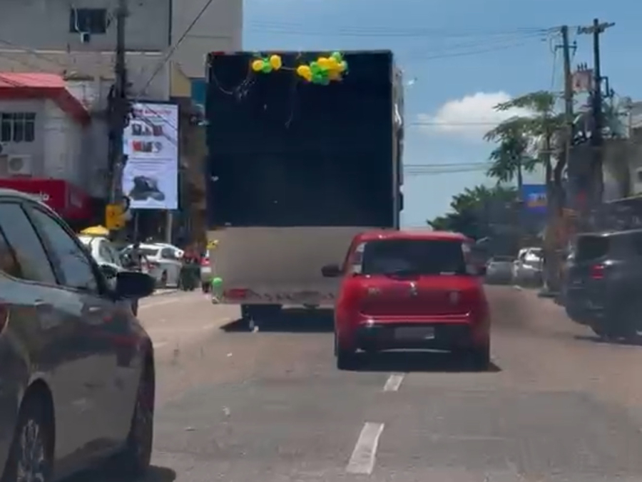 Trio elétrico com adesivos de Delegado Caveira é flagrado espalhando santinhos pelas ruas de Belém