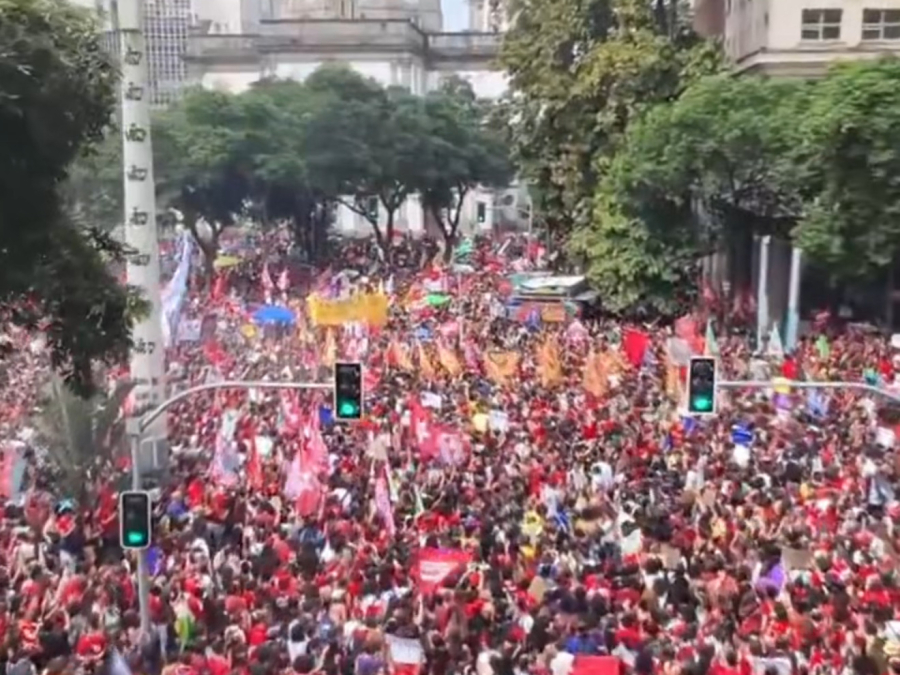 Movimento estudantil realiza manifestação na Candelária, no Rio de Janeiro