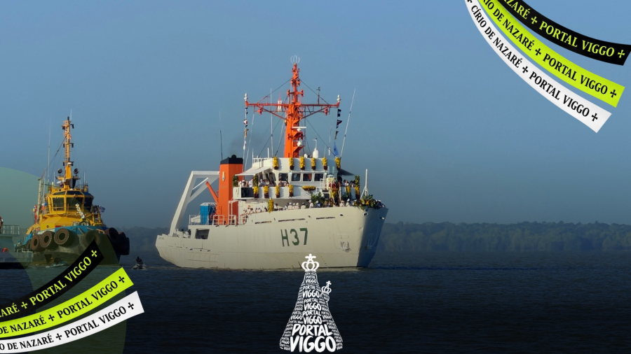 Navio Garnier Sampaio segue pela Baía do Guajará para receber a Imagem Peregrina na Romaria Fluvial