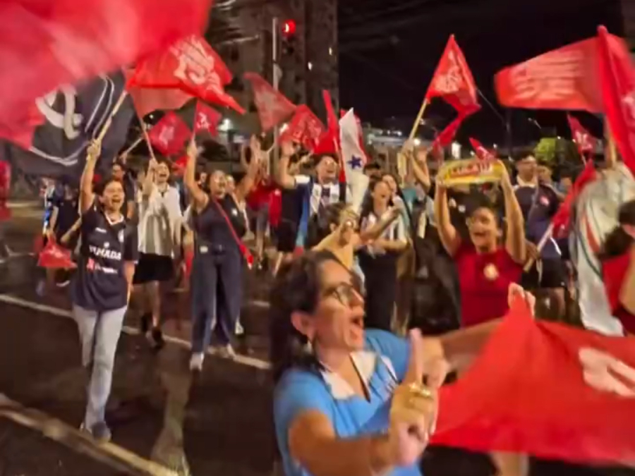 Torcedores de Remo e Paysandu se unem em manifestação em defesa da democracia e a favor de Lula, em Belém