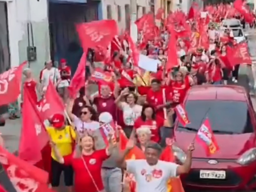 Pessoas com mais de 60 anos fazem caminhada em apoio a Lula em Belém