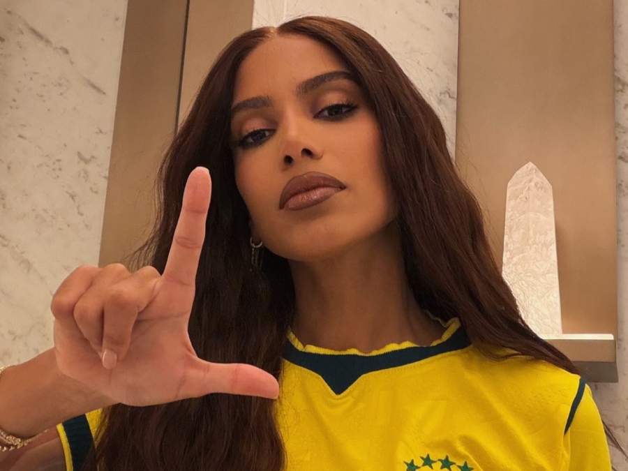 Anitta diz que liberdade é ato político e defende direito de ser feliz durante show em São Paulo