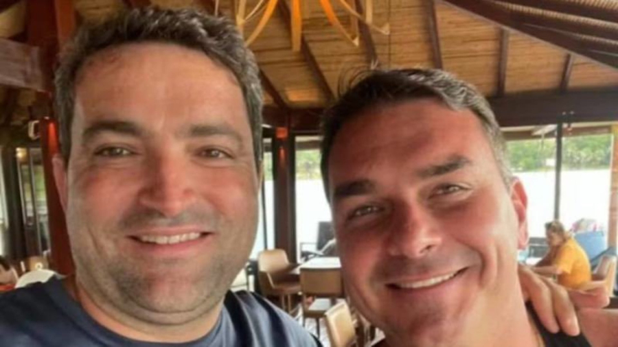 PF investiga suspeita de lavagem de dinheiro envolvendo Flávio Bolsonaro e advogado amigo do senador