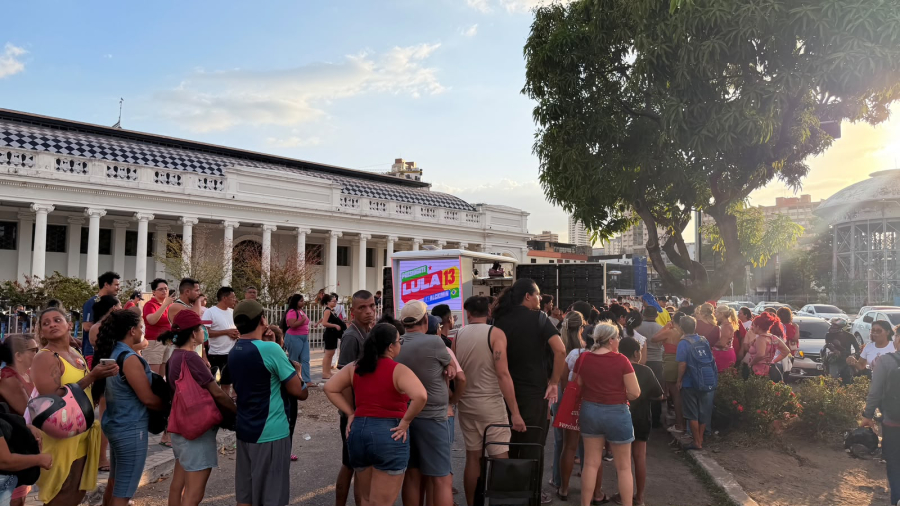 Fila quilométrica se forma em São Brás para distribuição de material de campanha de Lula, em Belém
