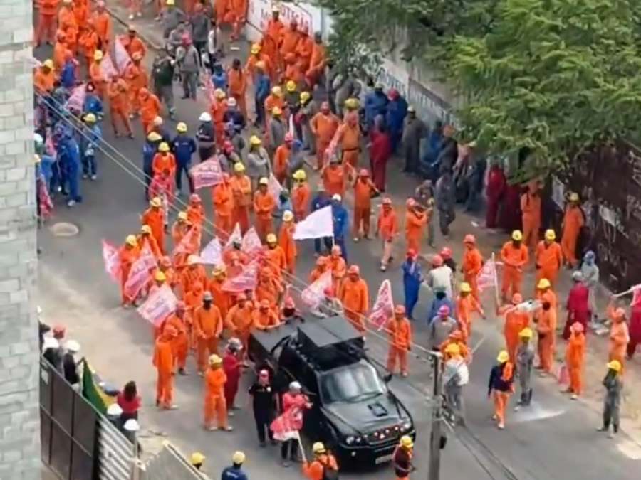 Trabalhadores da construção civil param obras e manifestam apoio a Lula em Fortaleza