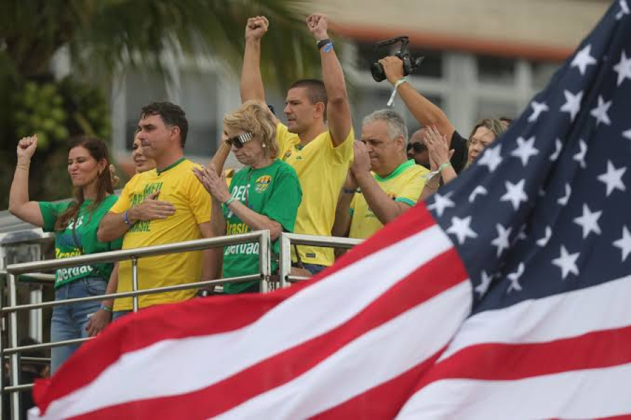Bispos católicos afirmam que candidatura de Flávio Bolsonaro ameaça a democracia e contraria ensinamentos da Igreja