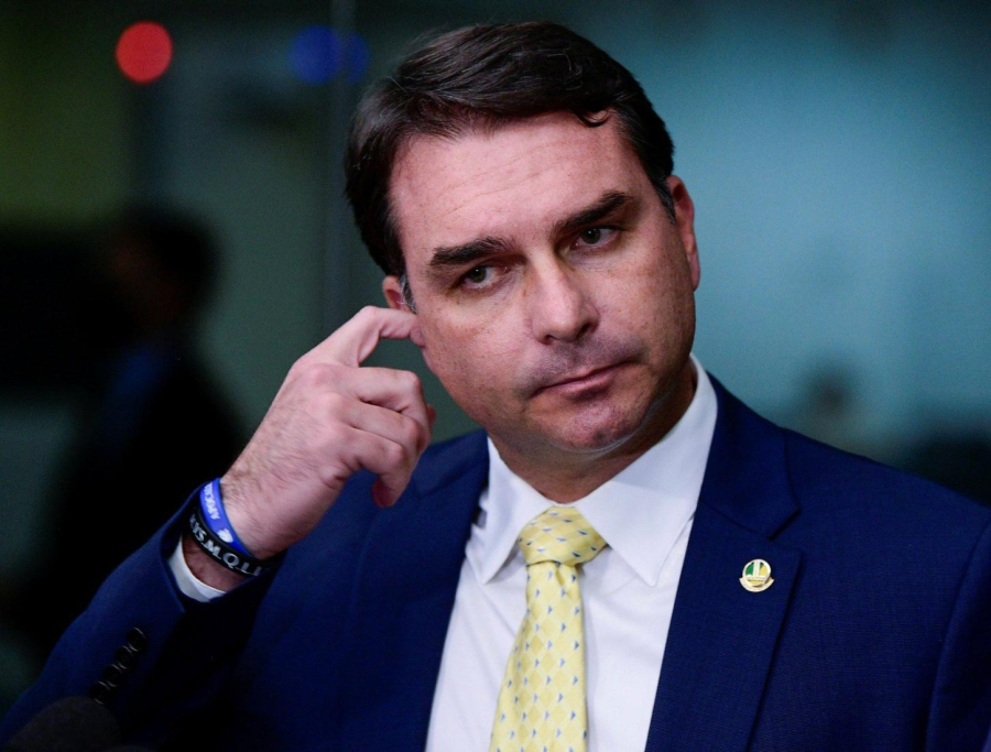 Flávio Bolsonaro diz saber como é chegar ao mercado e ter dificuldade para encher o carrinho de compras