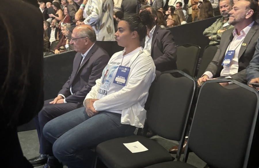 “Ela morreu!”, grita mãe de Ana Clara após Flávio Bolsonaro chamá-la pelo nome da filha durante debate