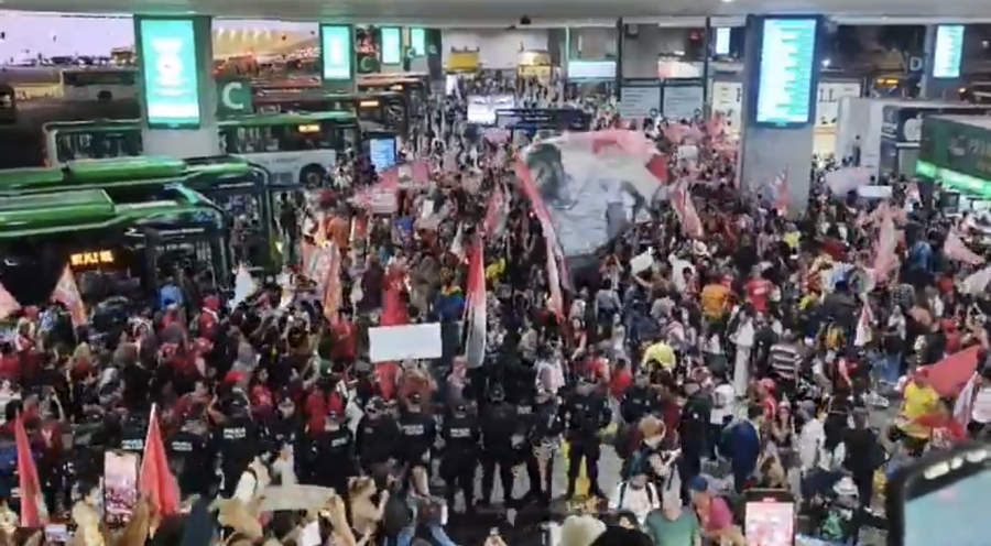 Ônibus começam a chegar ao Nordeste, trabalhadores embarcam para votar e rodoviária de Brasília fica lotada