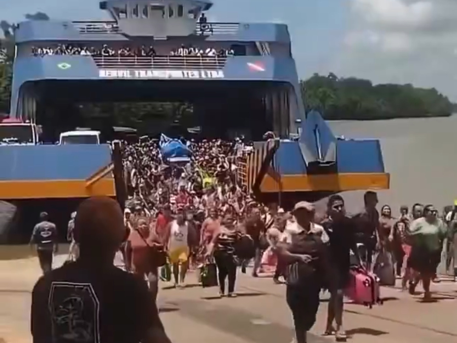 Mais de mil passageiros desembarcam no Porto de Camará, no Marajó, para votar no segundo turno