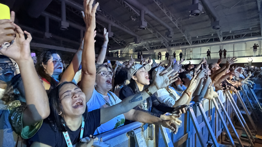 Público faz o L e canta música em apoio a Lula antes de show de Djavan em Belém