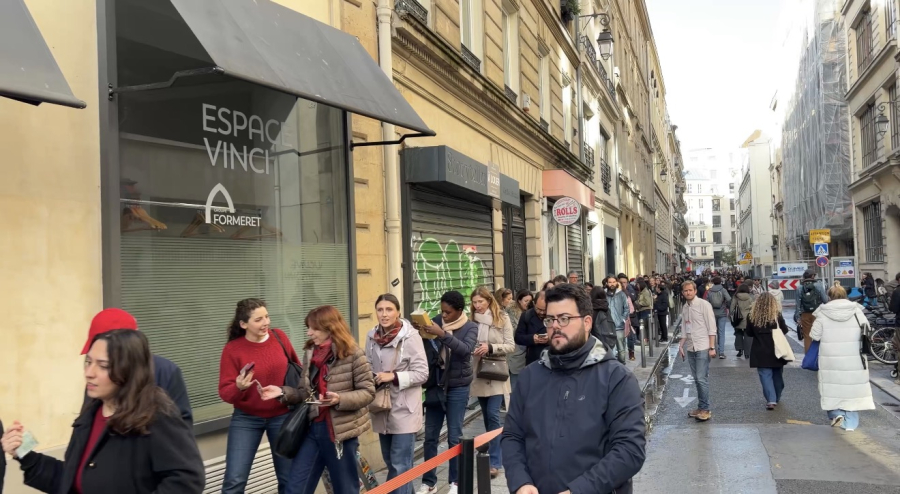 Brasileiros formam fila enorme na França para votar no 2º turno ao som de “Olê, olê, olê, olá… Lula, Lula!”